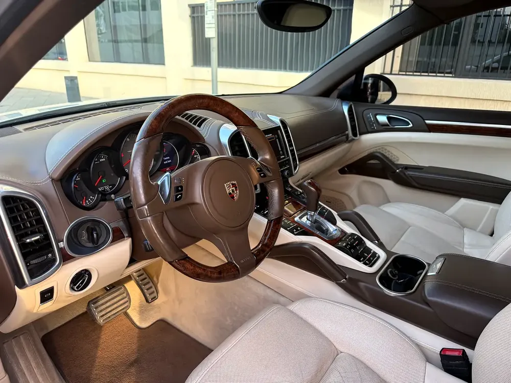 Porsche Cayenne S 2011 - GCC Specs - Extremely Well Maintained - Image 8
