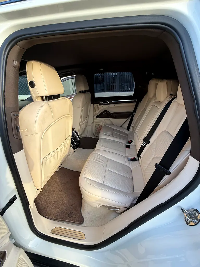 Porsche Cayenne S 2011 - GCC Specs - Extremely Well Maintained - Image 9