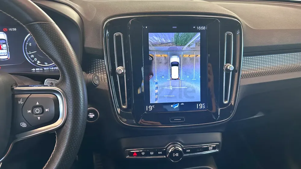 Volvo XC40 T5 R-Design 2019 | GCC Specs | Pristine Condition - Image 10