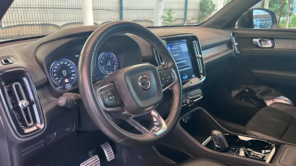 Volvo XC40 T5 R-Design 2019 | GCC Specs | Pristine Condition - Image 11