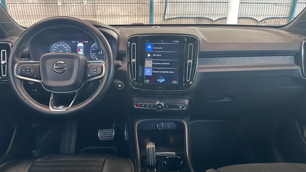 Volvo XC40 T5 R-Design 2019 | GCC Specs | Pristine Condition - Image 9