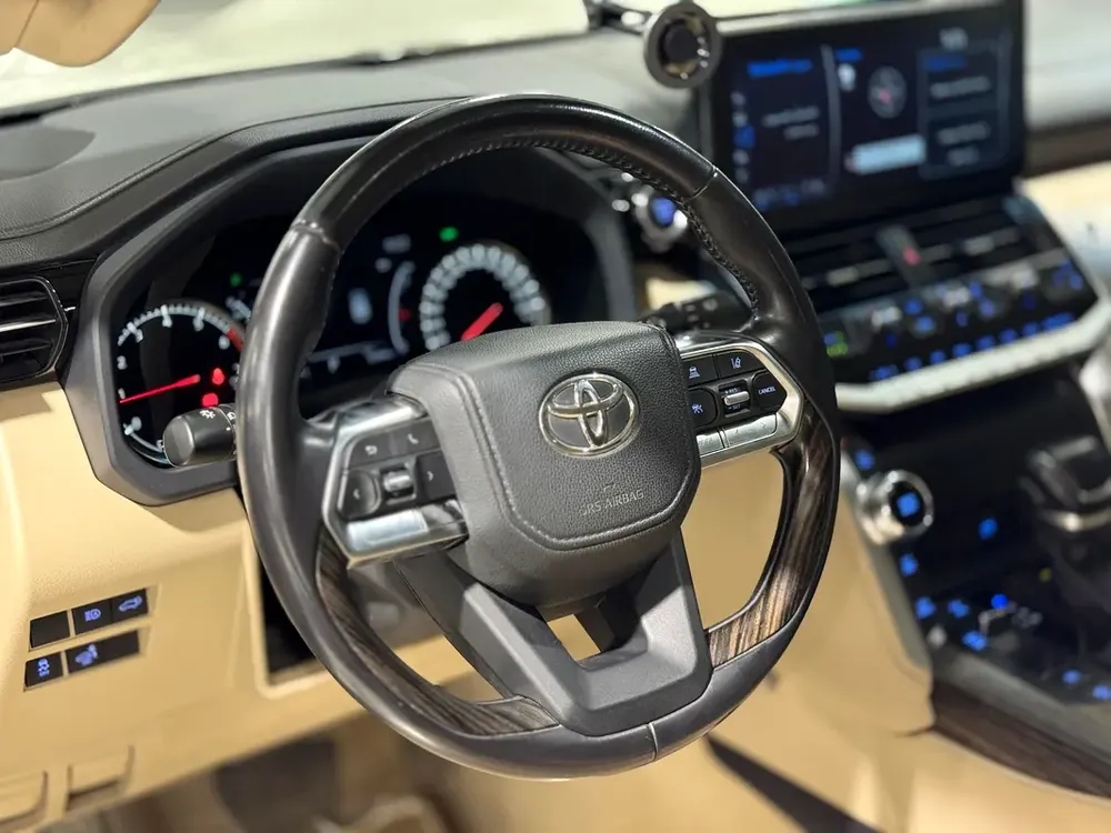 Toyota Land Cruiser VXR 4.0 | 2023 | GCC Specs | Full Option | Excellent Condition. - Image 8