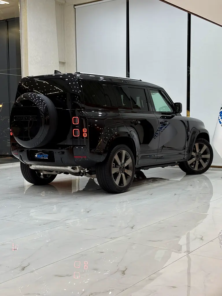 Land Rover Defender P400 X-Dynamic HSE  - Image 11