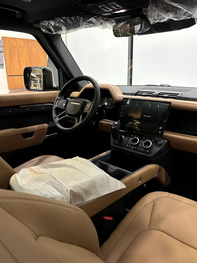 Land Rover Defender P400 X-Dynamic HSE  - Image 12