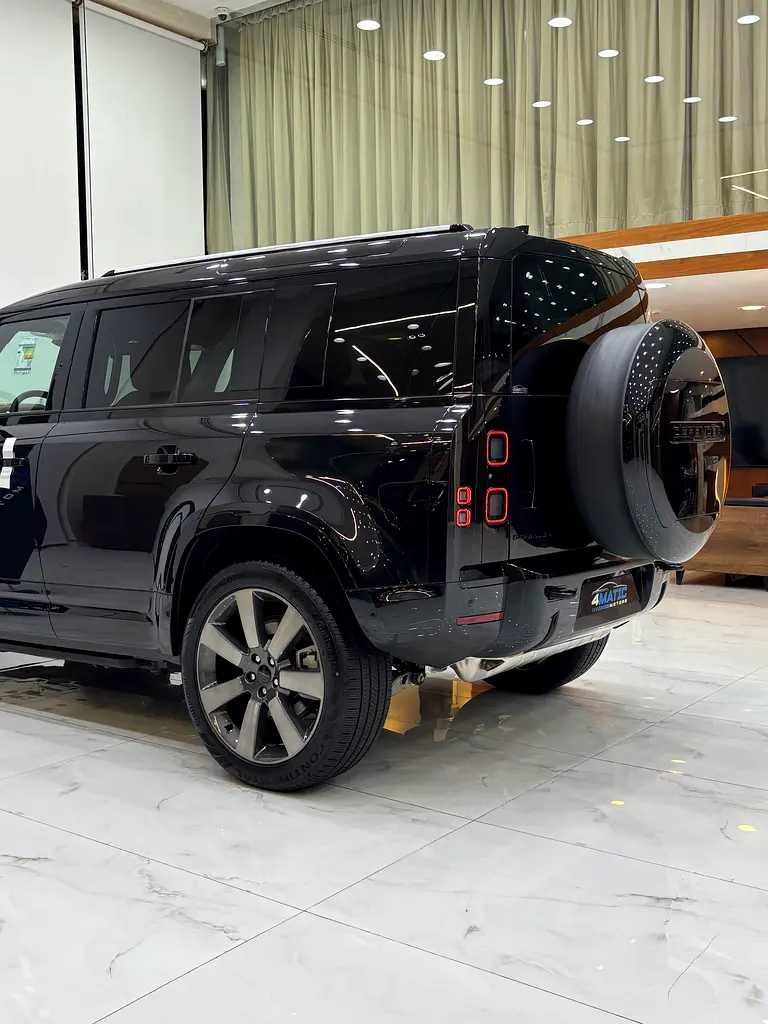 Land Rover Defender P400 X-Dynamic HSE  - Image 15