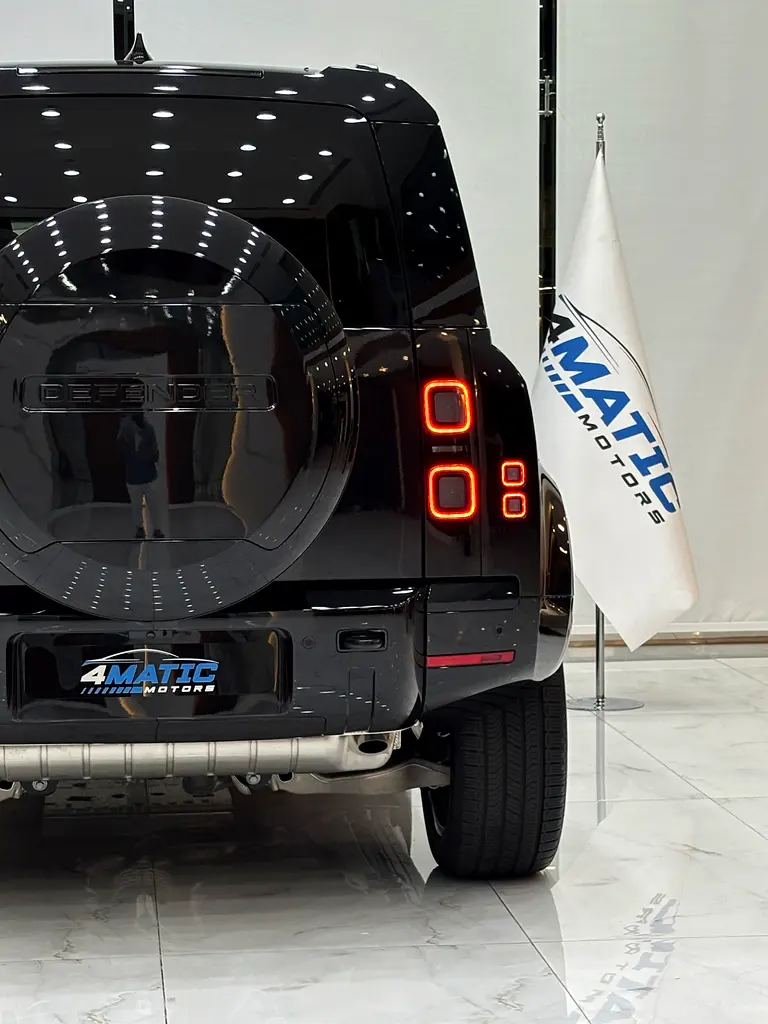 Land Rover Defender P400 X-Dynamic HSE  - Image 8