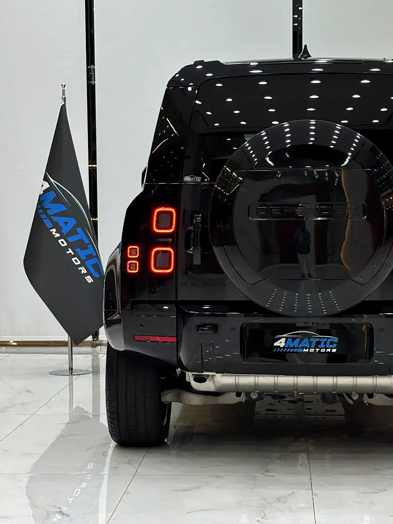 Land Rover Defender P400 X-Dynamic HSE  - Image 9