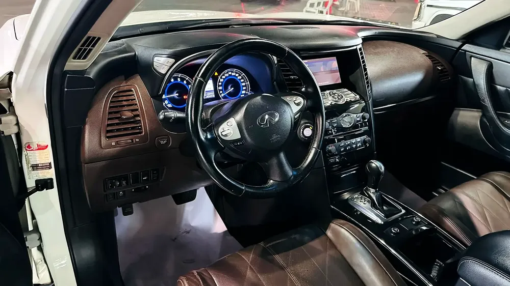INFINITI QX70 2015 GCC FULL OPTION VERY CLEAN CAR - Image 12