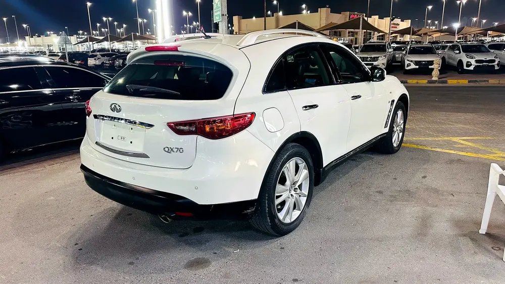 INFINITI QX70 2015 GCC FULL OPTION VERY CLEAN CAR - Image 4