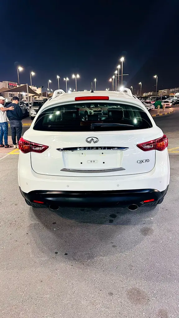 INFINITI QX70 2015 GCC FULL OPTION VERY CLEAN CAR - Image 5