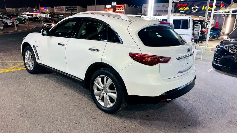 INFINITI QX70 2015 GCC FULL OPTION VERY CLEAN CAR - Image 6