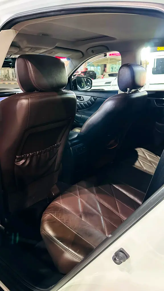 INFINITI QX70 2015 GCC FULL OPTION VERY CLEAN CAR - Image 9