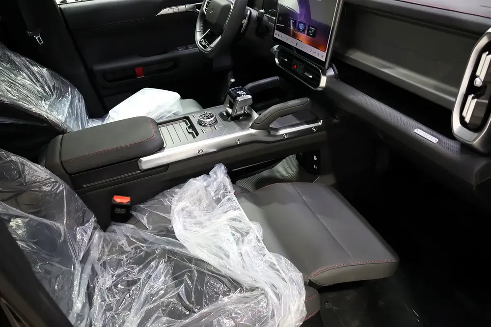 2025!! Jetour T2 || Defender Body Kit || Under Warranty || VIP SEAT || Perfumes || Alcantara - Image 9