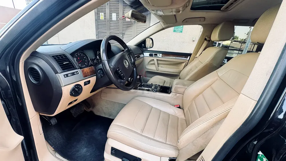 Volkswagen Toureg full option for sale GCC - Image 11