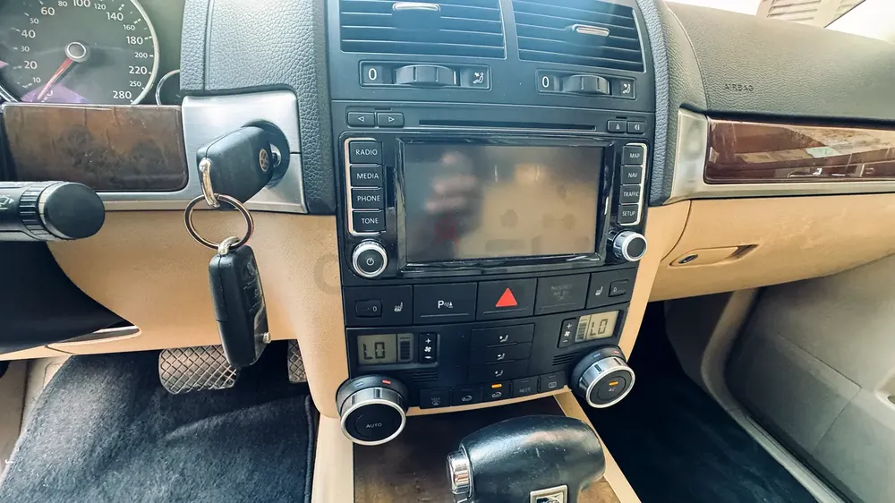 Volkswagen Toureg full option for sale GCC - Image 14