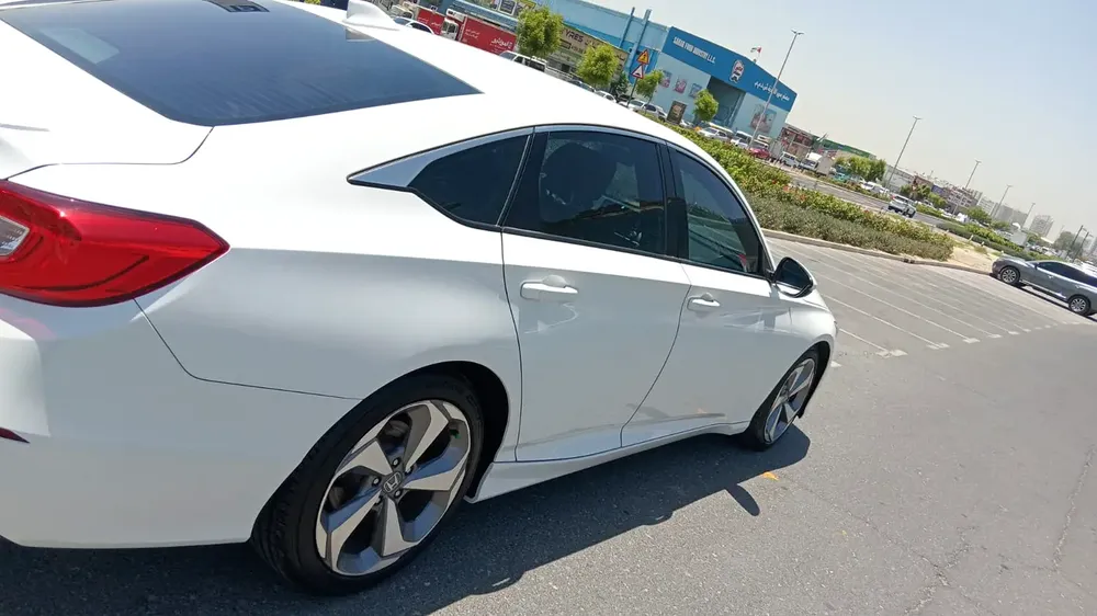 Honda Accord 1.5L LX Sport 2018 GCC Specs Lady Driven - Image 7