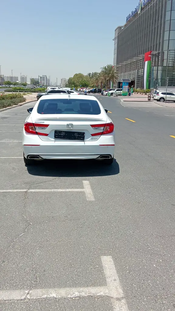 Honda Accord 1.5L LX Sport 2018 GCC Specs Lady Driven - Image 8