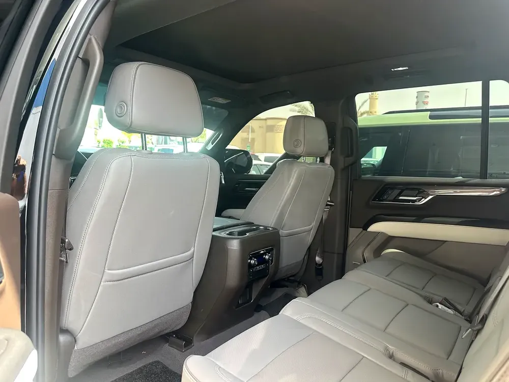 GMC YUKON ELEVATION - 2025 - GCC - 4,000 km - UNDER WARRANTY - BRAND NEW CONDITION - Image 4