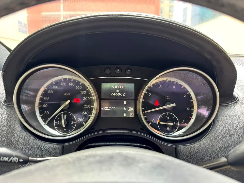 Pristine Mercedes-Benz GL 450 4matic 2012 | GCC Specs | Well Maintained - Image 5