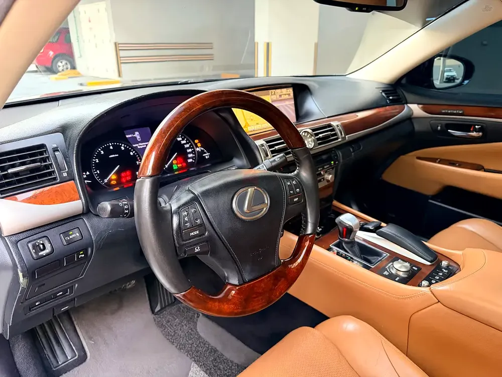 2013 | LEXUS LS460L | SECOND OWNER | GCC - Image 13