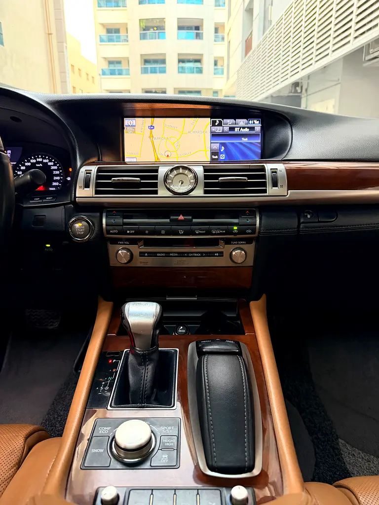 2013 | LEXUS LS460L | SECOND OWNER | GCC - Image 16