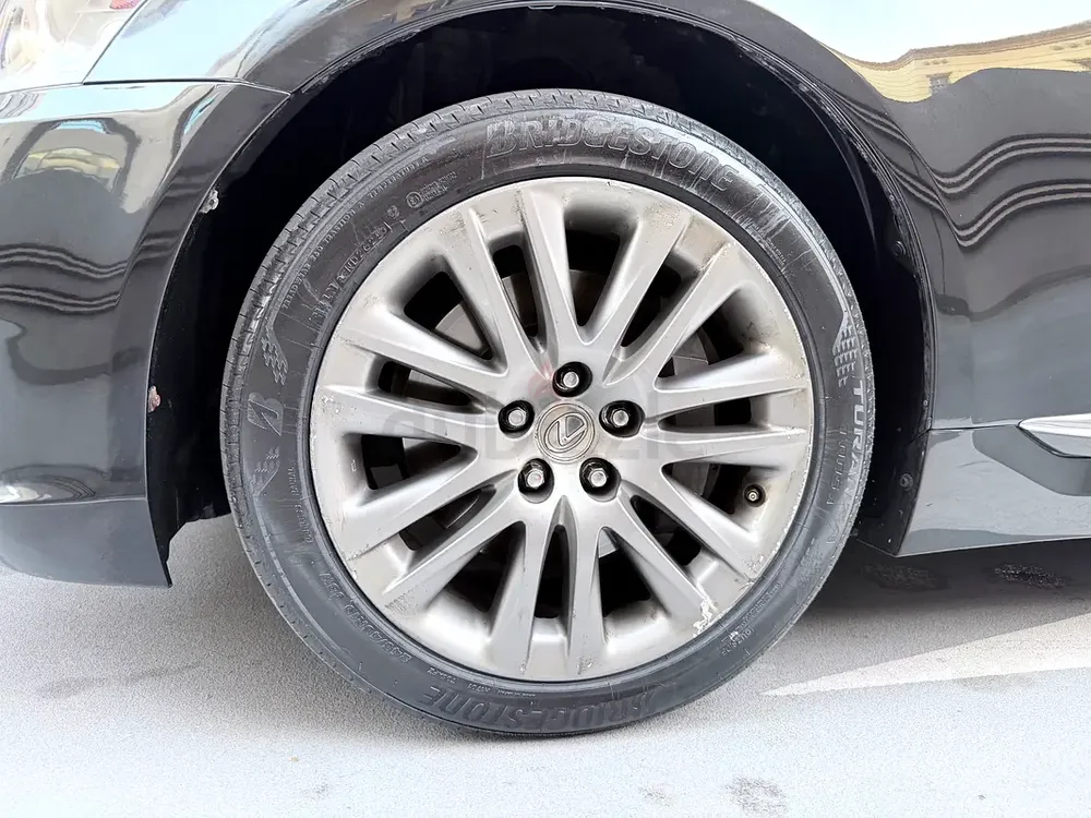 2013 | LEXUS LS460L | SECOND OWNER | GCC - Image 8
