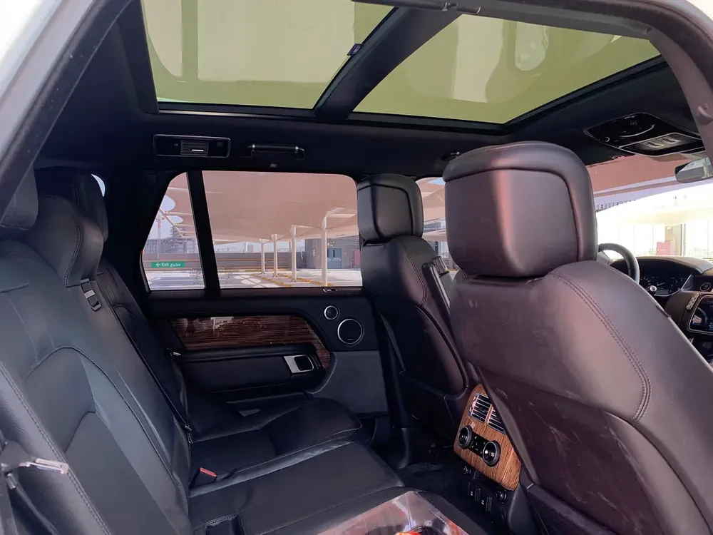 RANGE ROVER VOGUE 2019 GCC SPECS | FULL SERVICE HISTORY | ORIGINAL PAINT | 2 KEYS | PERFECT CONDITIO - Image 8