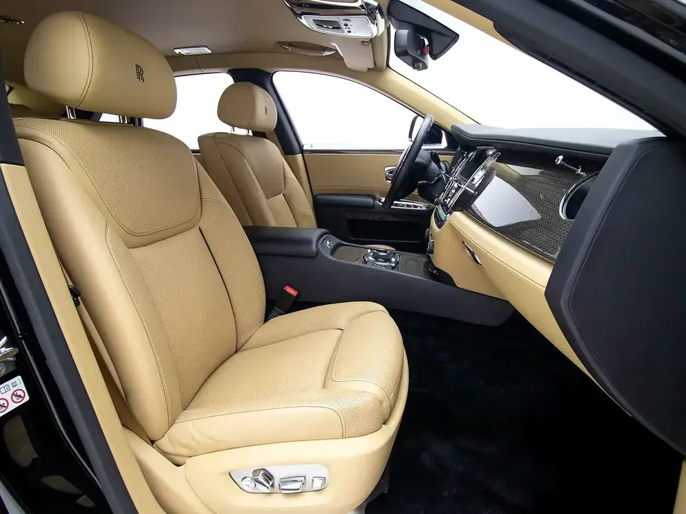 2019 | Rolls Royce | Ghost | Black Badge | AGMC | Service Contract | 4 buttons  starlights! - Image 11