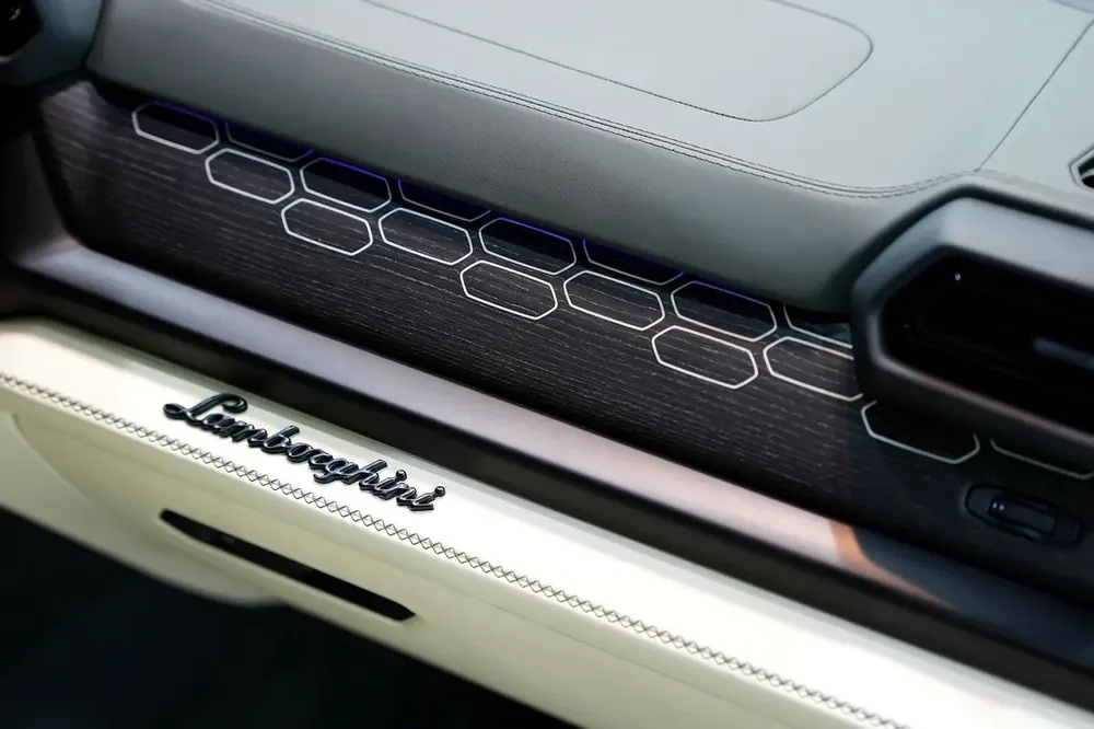 2025 Lamborghini Urus SE, Panoramic Roof, Bang N Olufsen Audio, 800 HP Hybrid!! - Image 12