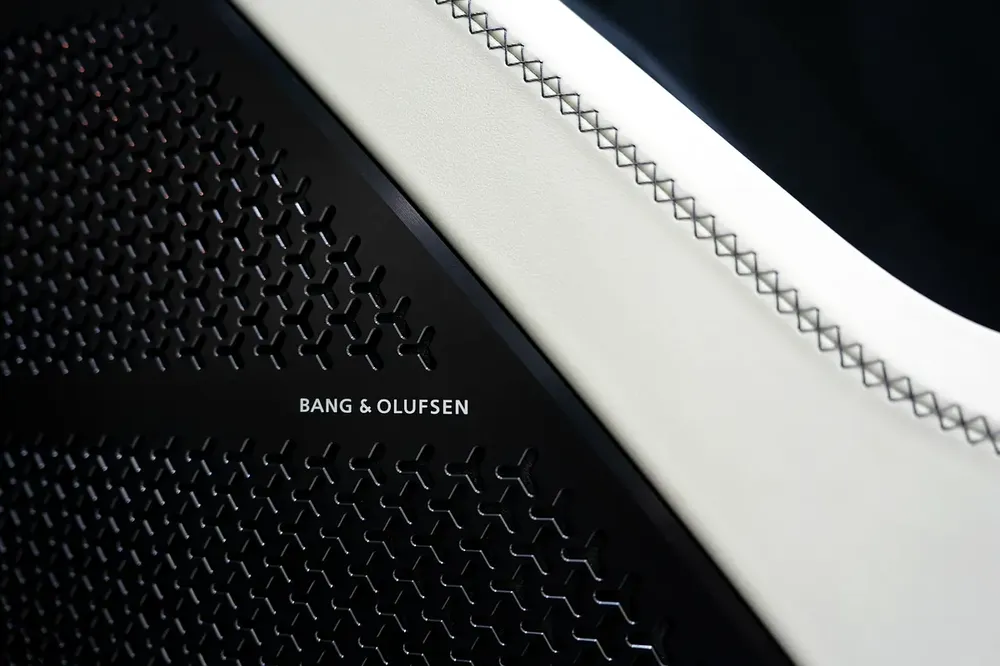 2025 Lamborghini Urus SE, Panoramic Roof, Bang N Olufsen Audio, 800 HP Hybrid!! - Image 13