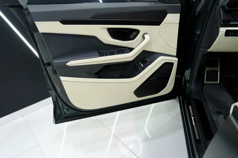 2025 Lamborghini Urus SE, Panoramic Roof, Bang N Olufsen Audio, 800 HP Hybrid!! - Image 14