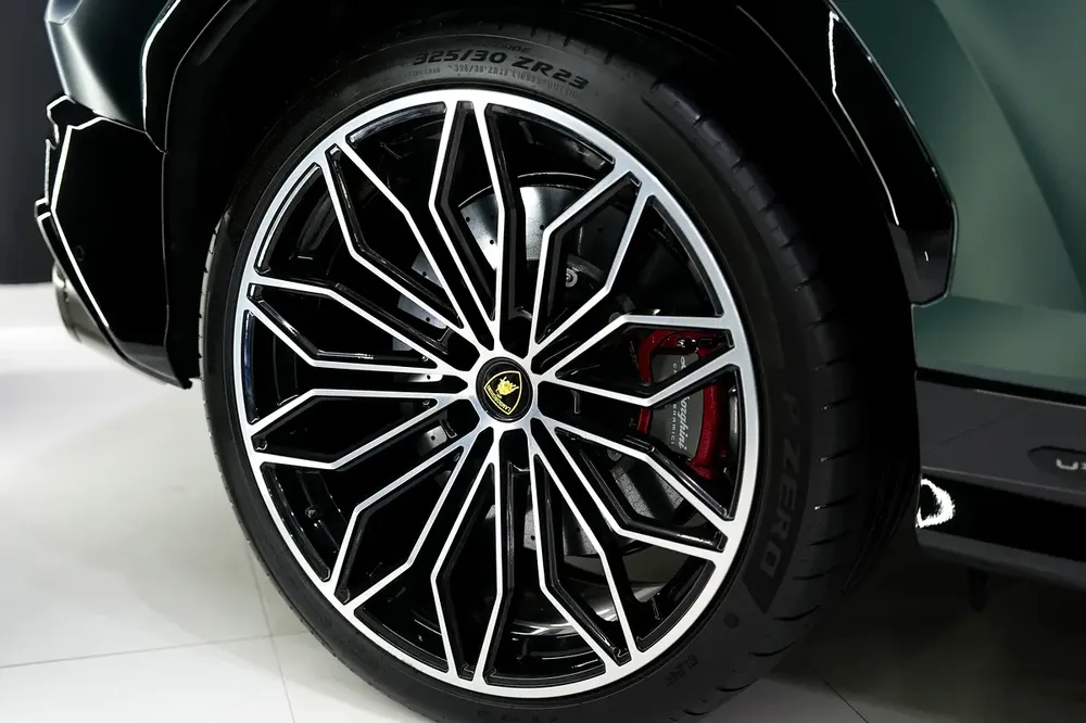 2025 Lamborghini Urus SE, Panoramic Roof, Bang N Olufsen Audio, 800 HP Hybrid!! - Image 19