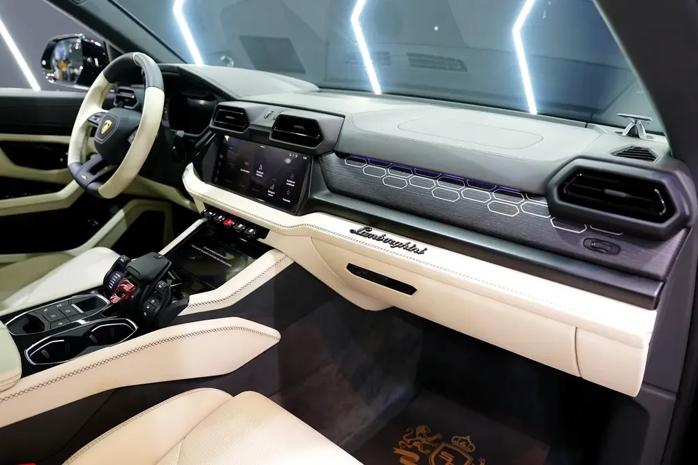 2025 Lamborghini Urus SE, Panoramic Roof, Bang N Olufsen Audio, 800 HP Hybrid!! - Image 7