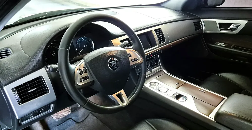 BEST EXAMPLE!!! 2015 JAGUAR XF GCC, AGENCY HISTORY !!! - Image 11