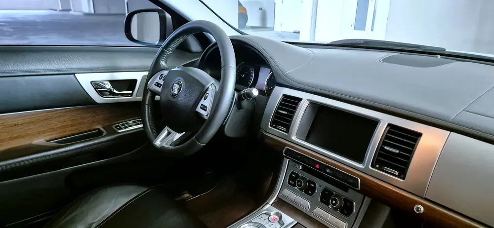 BEST EXAMPLE!!! 2015 JAGUAR XF GCC, AGENCY HISTORY !!! - Image 8
