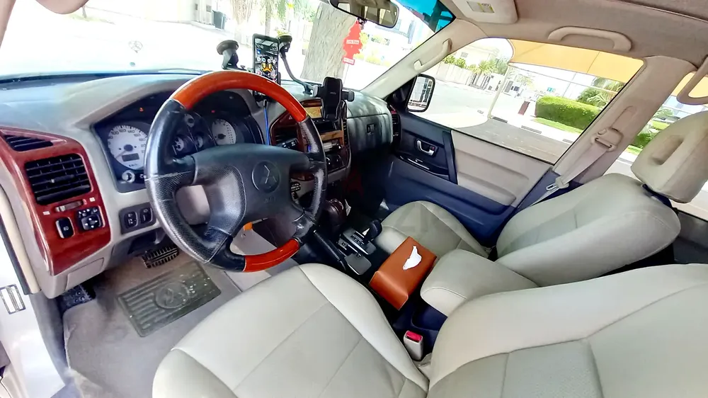 Pearl White Mitsubishi Pajero 2006 Full Options | GCC Specs (Great Condition) - Image 10
