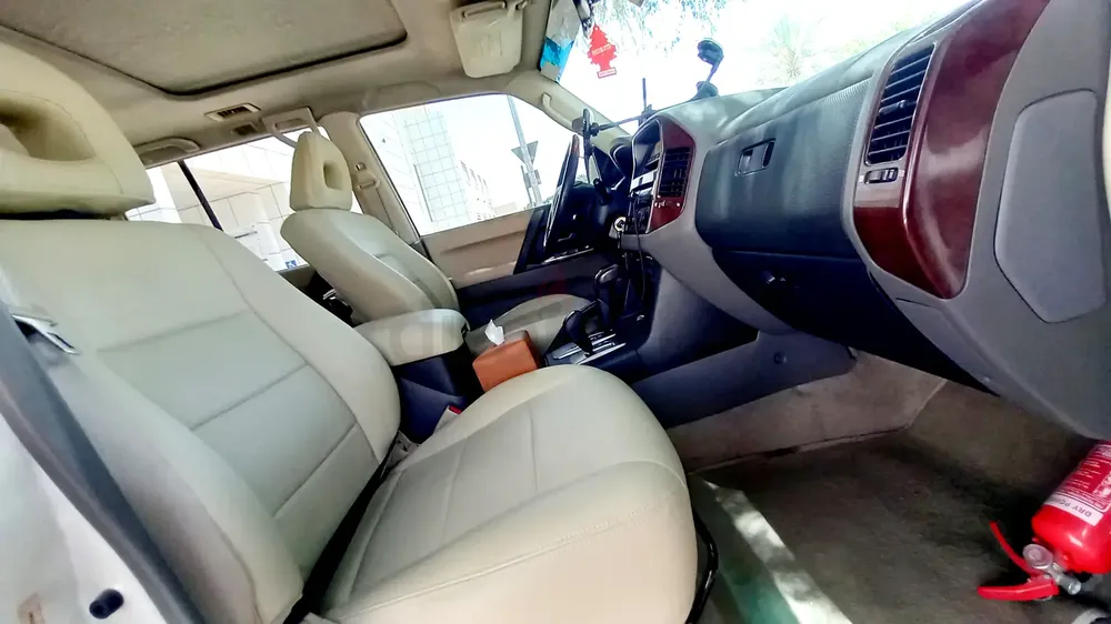 Pearl White Mitsubishi Pajero 2006 Full Options | GCC Specs (Great Condition) - Image 14