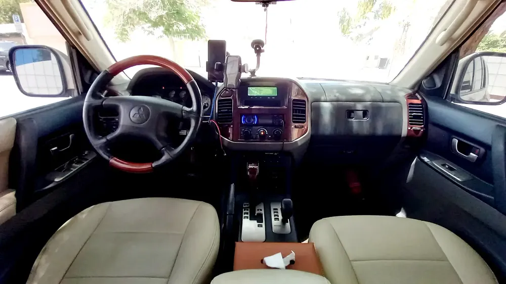 Pearl White Mitsubishi Pajero 2006 Full Options | GCC Specs (Great Condition) - Image 15