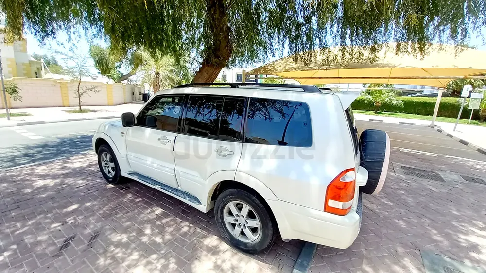 Pearl White Mitsubishi Pajero 2006 Full Options | GCC Specs (Great Condition) - Image 4