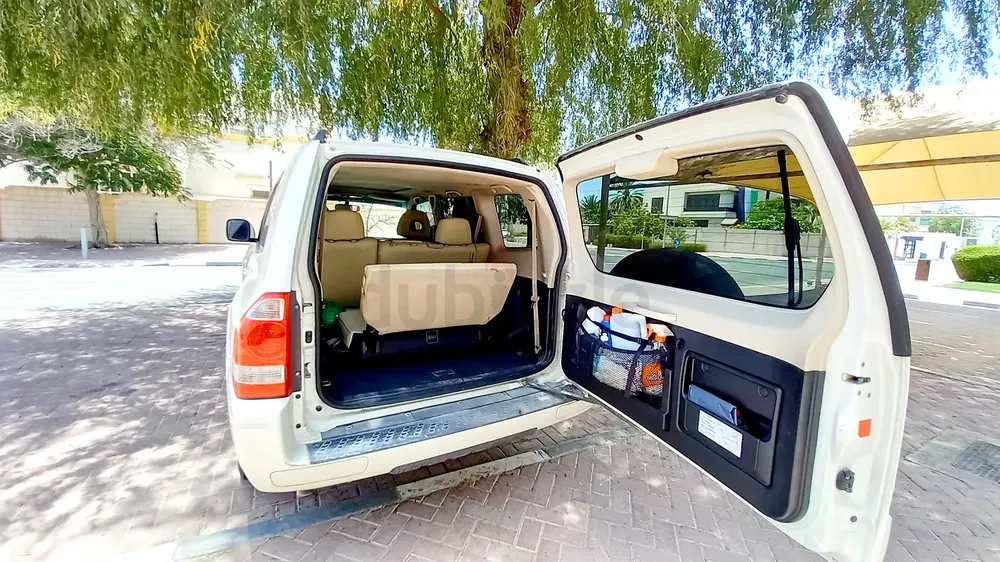 Pearl White Mitsubishi Pajero 2006 Full Options | GCC Specs (Great Condition) - Image 6