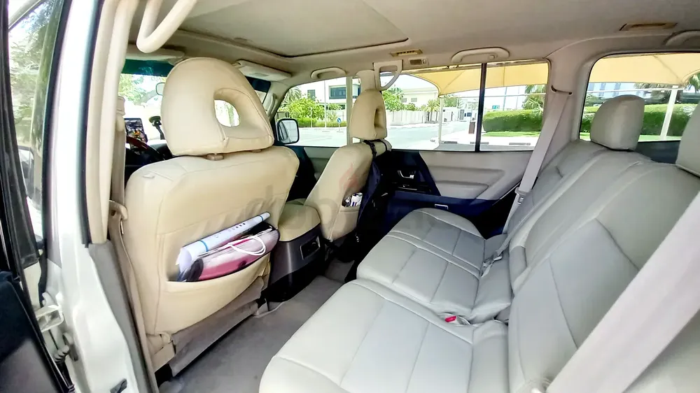 Pearl White Mitsubishi Pajero 2006 Full Options | GCC Specs (Great Condition) - Image 8