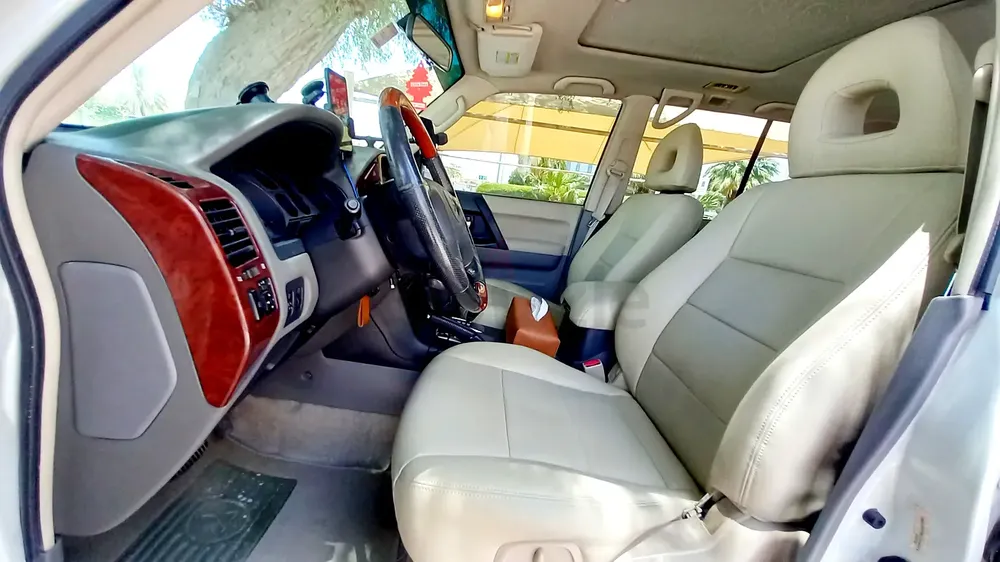 Pearl White Mitsubishi Pajero 2006 Full Options | GCC Specs (Great Condition) - Image 9