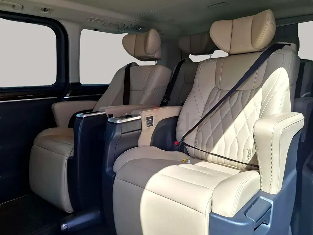 AED 2112/month | 2023 Toyota Granvia  | GCC Specs | Ref#461411 - Image 12