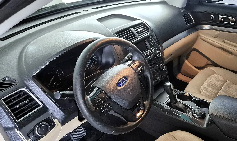 AGENCY MAINTAINED FORD EXPLORER V6 4WD GCC !!! - Image 4