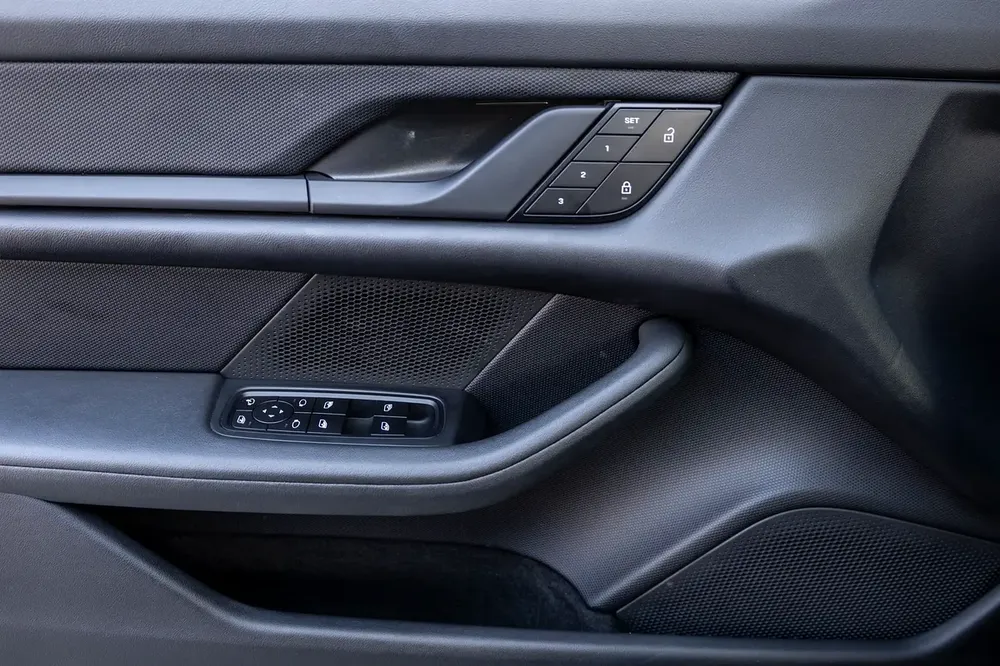 Porsche Taycan 2024 GCC | Battery Warranty - Image 11