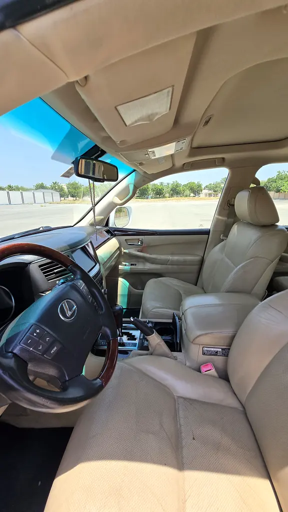 Lexus LX 570 2010 | GCC Specs | Pristine Condition - Image 15