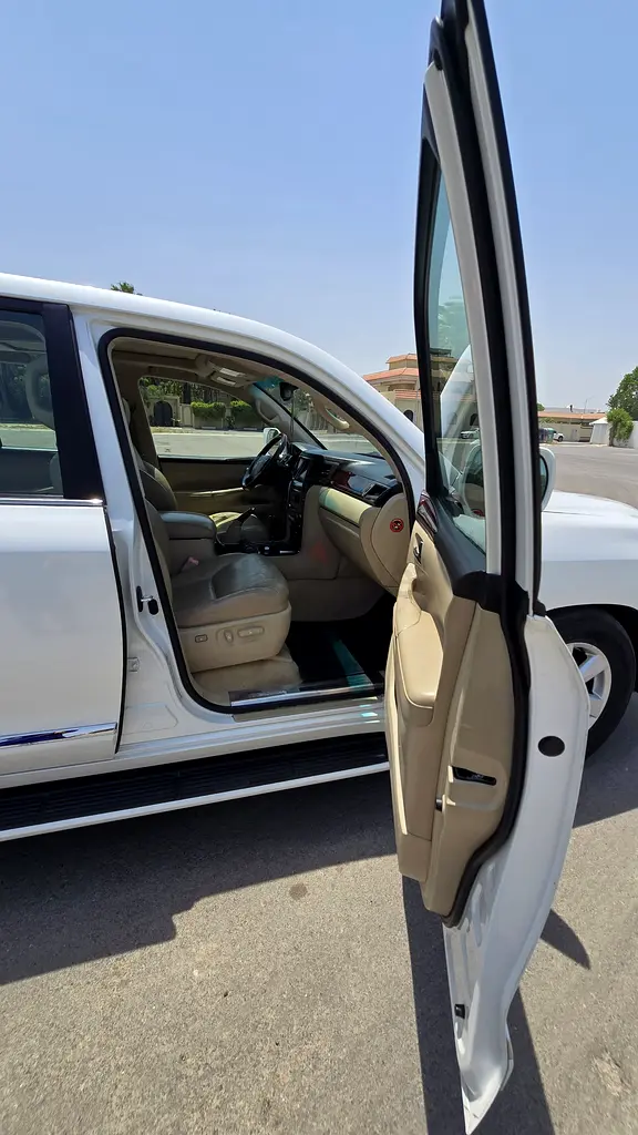 Lexus LX 570 2010 | GCC Specs | Pristine Condition - Image 16