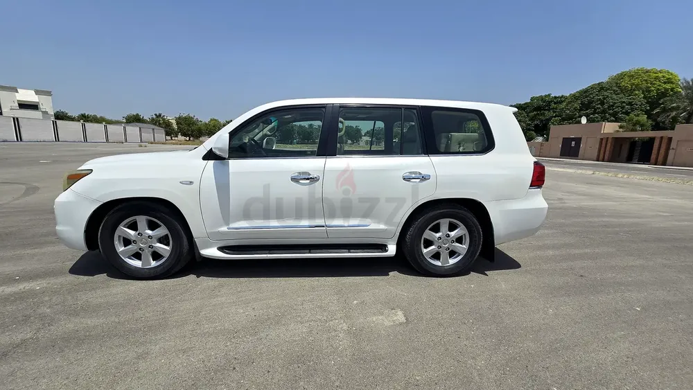 Lexus LX 570 2010 | GCC Specs | Pristine Condition - Image 4