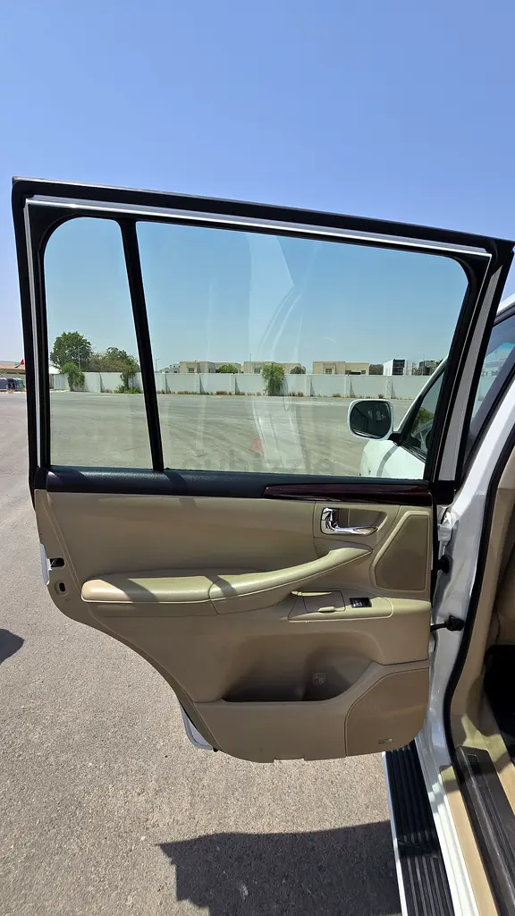 Lexus LX 570 2010 | GCC Specs | Pristine Condition - Image 6