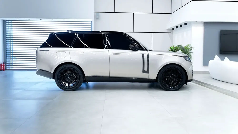 Land Rover Range Rover First Edition 2022 - GCC Specs - Pristine Condition - Image 5